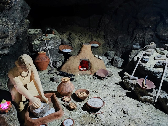 Реконструкція інтер'єру печери в часи трипільської культури, де репліки сусідять із оригінальними артефактами